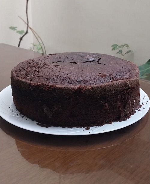Una rebanada de keke de chicha morada