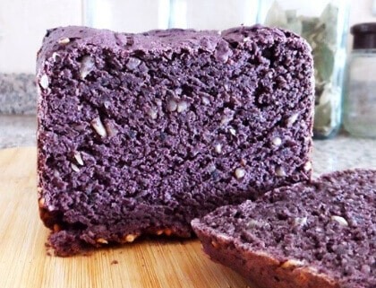 Keke de color morado servido en un plato